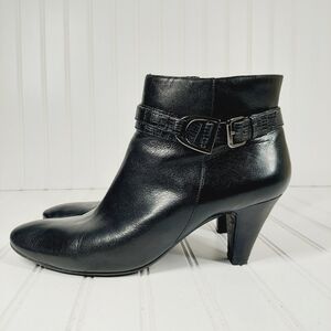 BANDOLINO  ‘Flightie’ Leather with Strap Ankle Booties A651